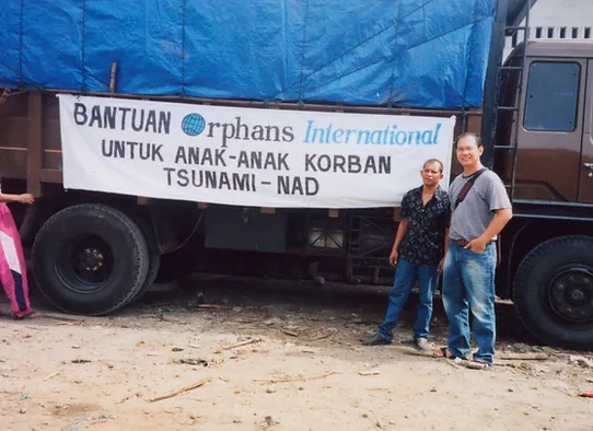 Orphans International delivering tsunami relief in Aceh, Indonesia